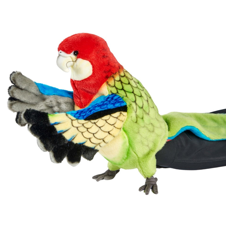 Gelbrosella Handpuppe von Hansa Creation mit rotem Kopf, gelb-grün geschupptem Gefieder und blauen Flügelkanten