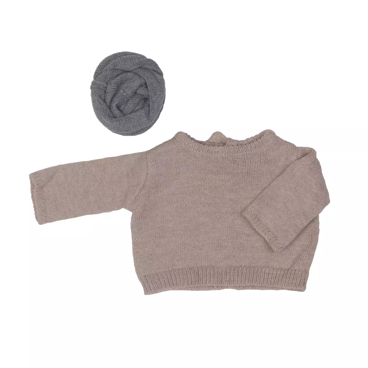 Winter outfit for Rubens EcoBuds: beige knitted jumper with grey scarf