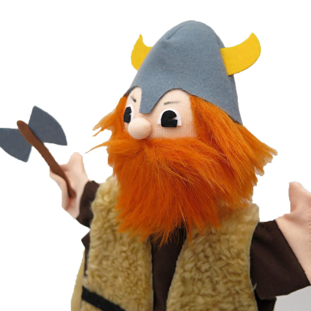 Kasperlepuppe Wikinger von munabo in Nahaufnahme mit grauem Hörnerhelm, rotem Rauschebart und Axt