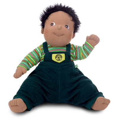 Rubens Barn Original-Puppe Harry mit dunklem Haar, Streifenshirt und dunkelgrüner Latzhose, sitzend