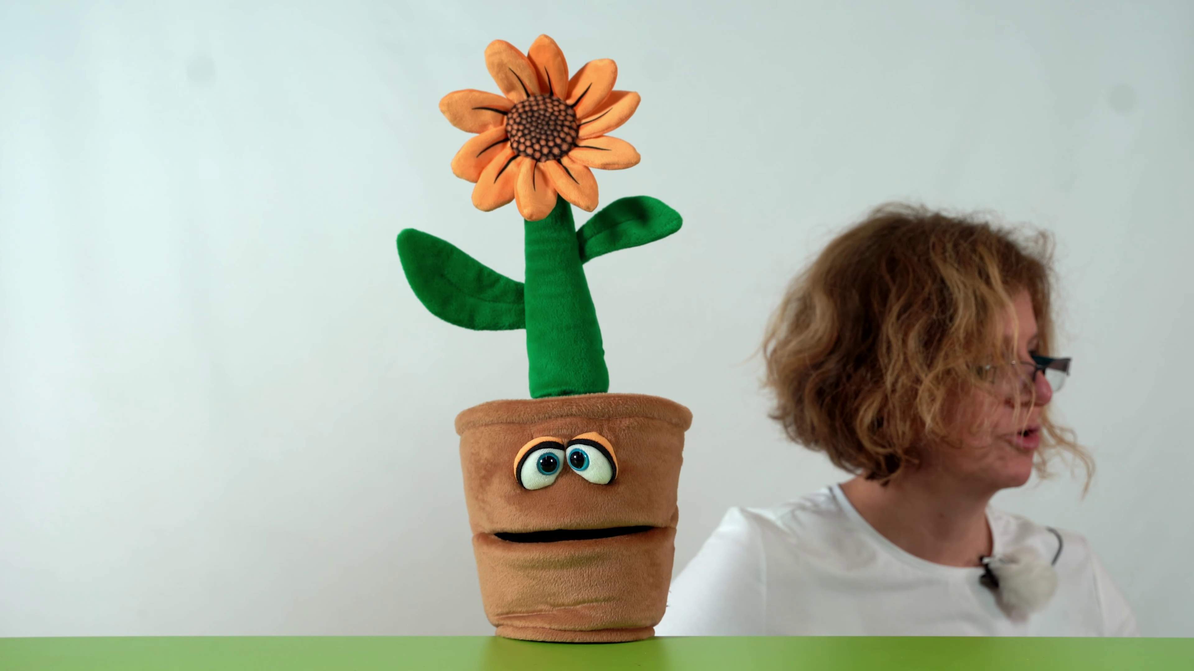 Video 1: Living Puppets Handpuppe Blumentopf Volker