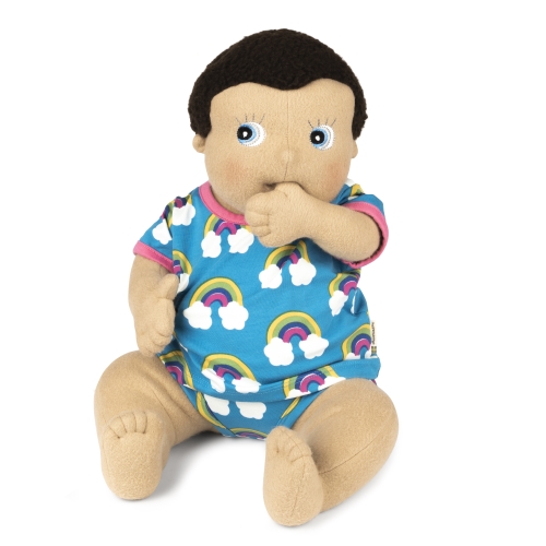 Rubens Barn Baby-Puppe Morra im Regenbogen-Outfit, Daumen am Mund