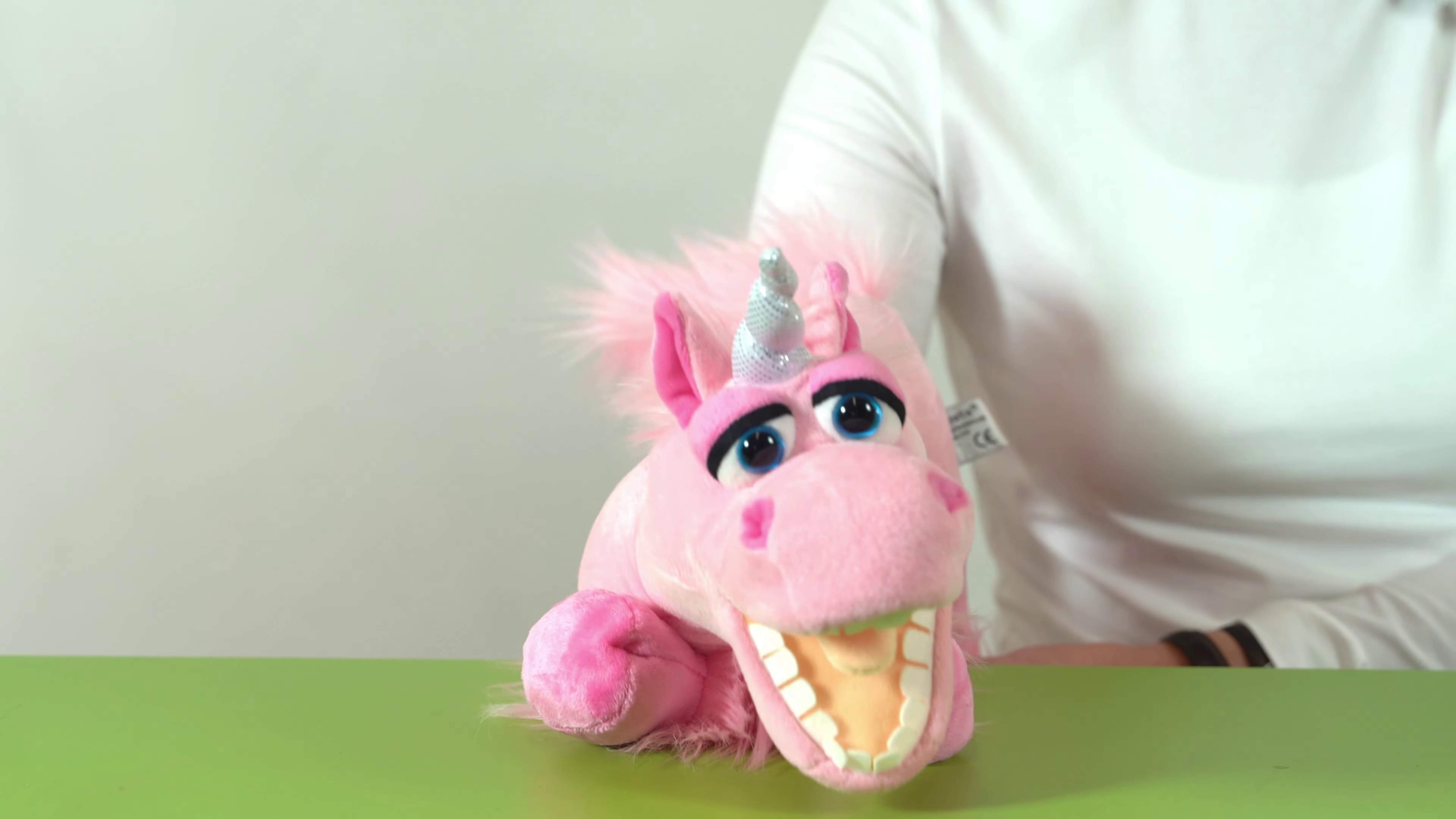 Video 1: Living Puppets hand puppet unicorn Horn