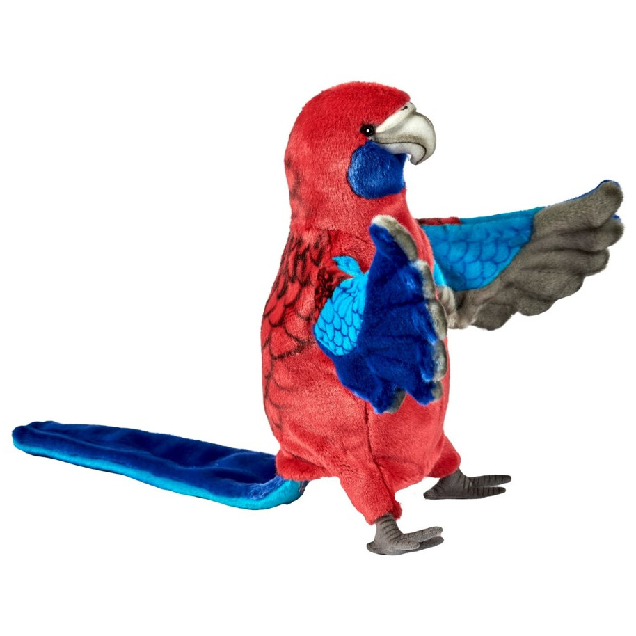 Rotrosella Handpuppe von Hansa Creation mit karmesinrotem Gefieder, blauen Flügeln und langem blauem Schwanz