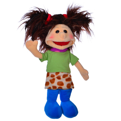 Living Puppets Handpuppe Yosie Mini mit dunkelbraunen Zöpfen, grünem Shirt, geflecktem Rock und blauen Schuhen, winkend
