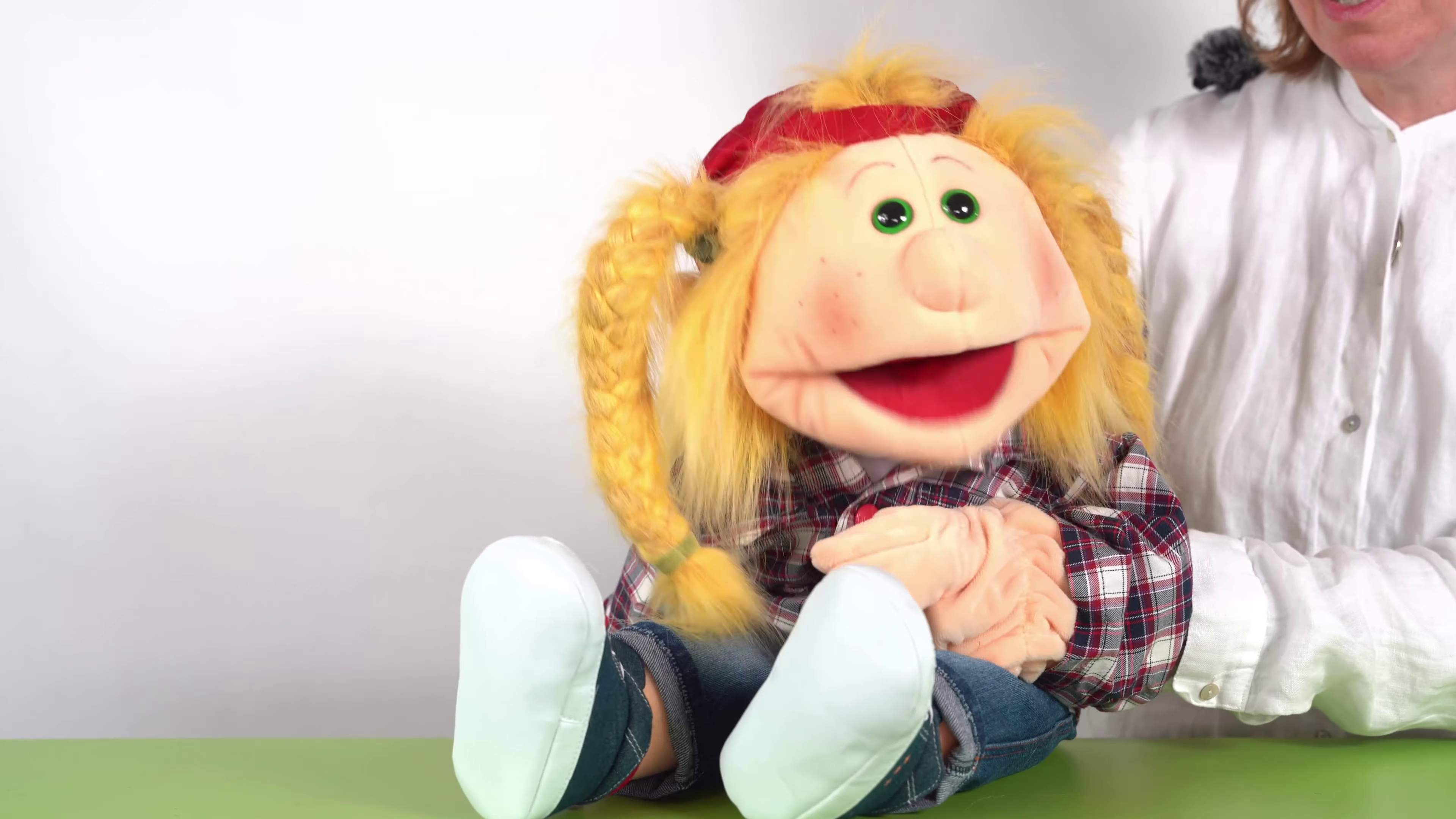 Video 1: Living Puppets hand puppet Katie Kickflip