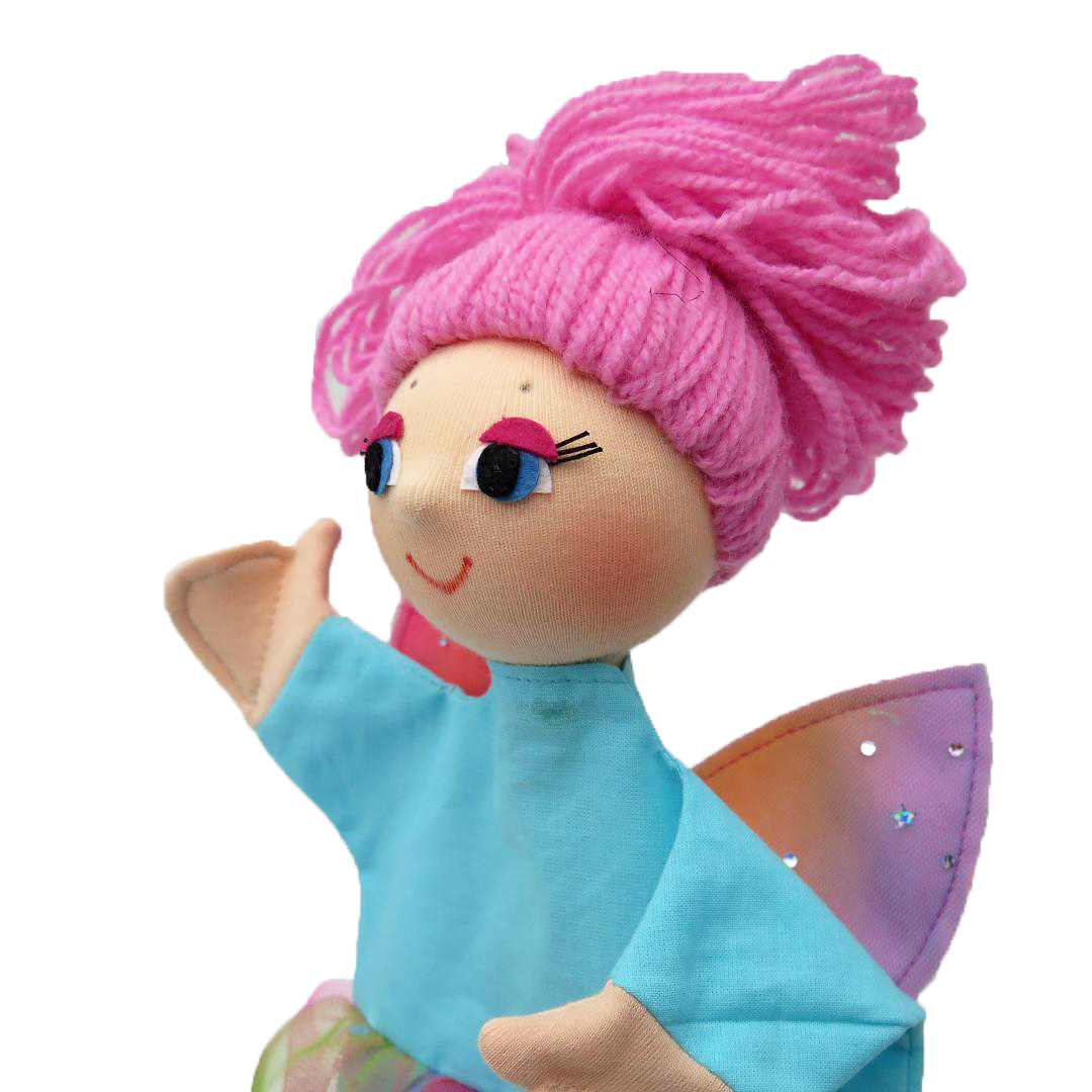 Kasperlepuppe Fee Lili von munabo mit pinkem Wollhaar, türkisem Kleid und schimmernden Flügeln, Nahaufnahme