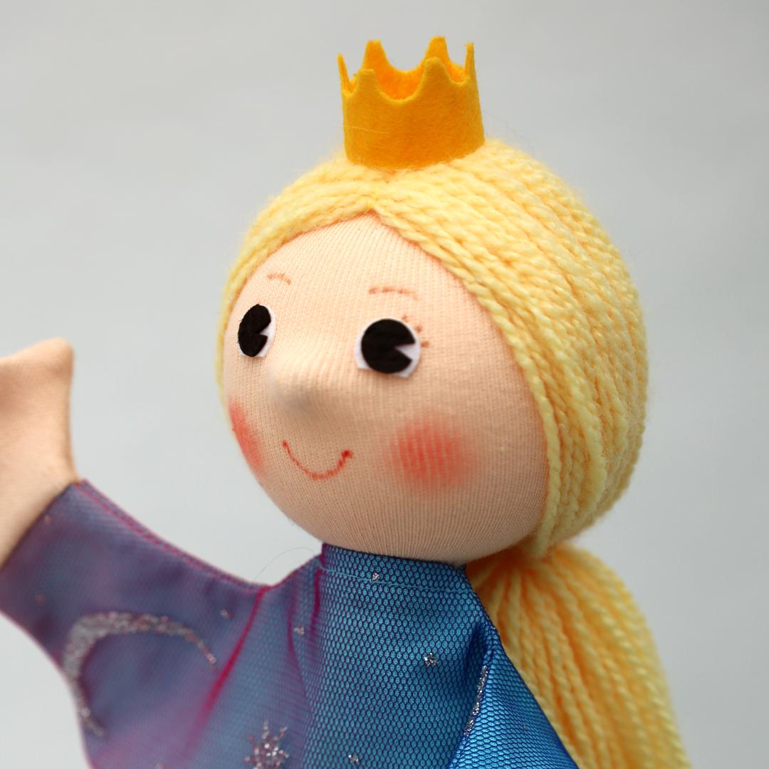 Kasperlepuppe Prinzessin Regenbogen von munabo in Nahaufnahme mit Filzkrone und seitlichem Zopf