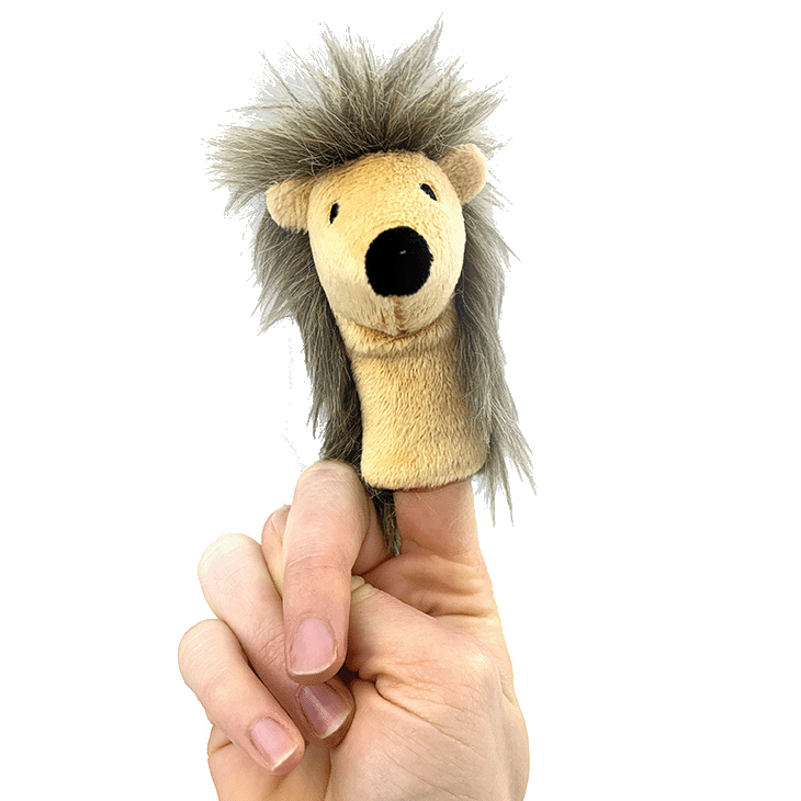 Beleduc Fingerpuppe Igel mit beigem Gesicht und grau-braunem Stachelfell, auf einem Zeigefinger, Anwendungsbeispiel