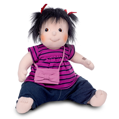 Rubens Barn Original-Puppe Meiya mit schwarzen Zöpfen, lila Shirt, Jeans und rosa Täschchen
