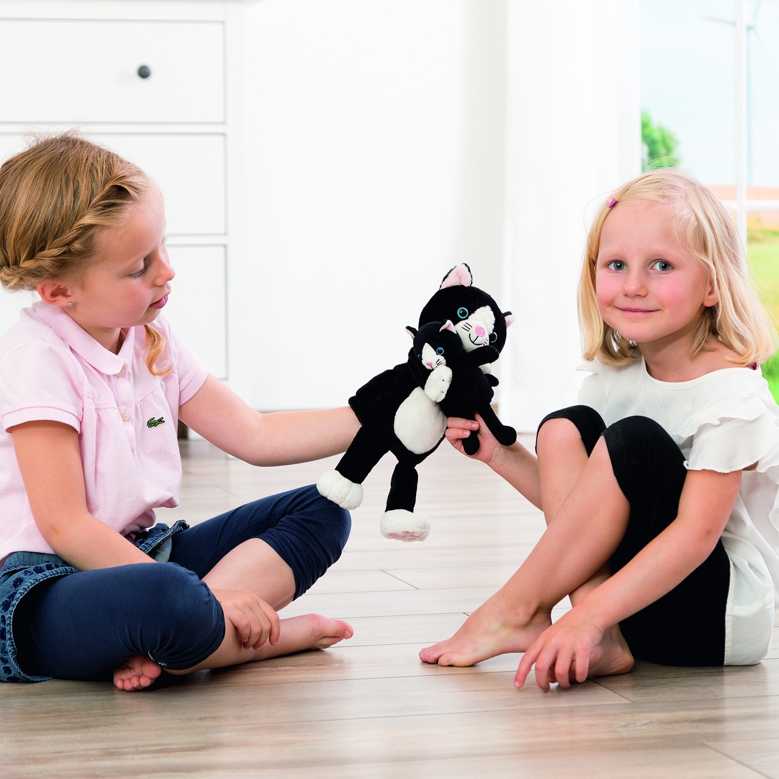 Zwei Mädchen spielen mit der Beleduc Geschichten-Handpuppe Katze Cara und der Fingerpuppe Mimi, Anwendungsbeispiel