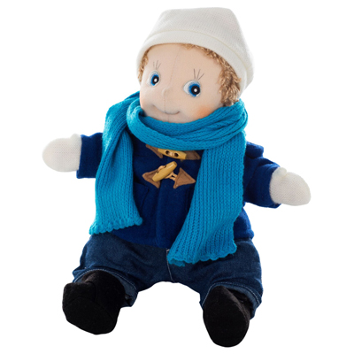 Rubens Puppe im blauen Dufflecoat mit weißer Mütze und türkisem Strickschal