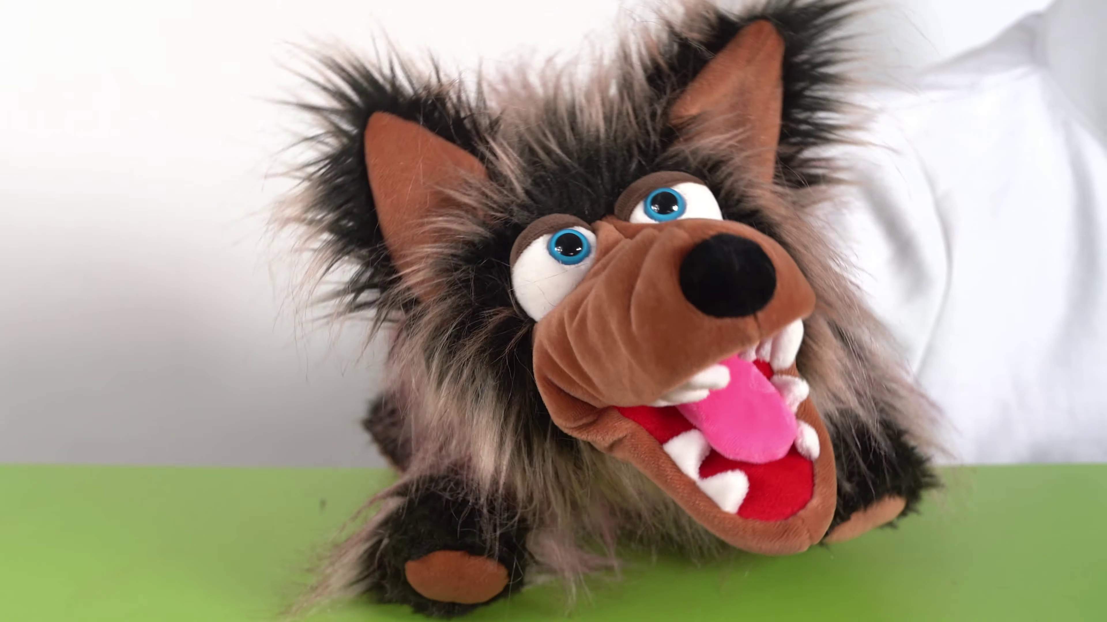 Video 1: Living Puppets Handpuppe Rasputin der Wolf