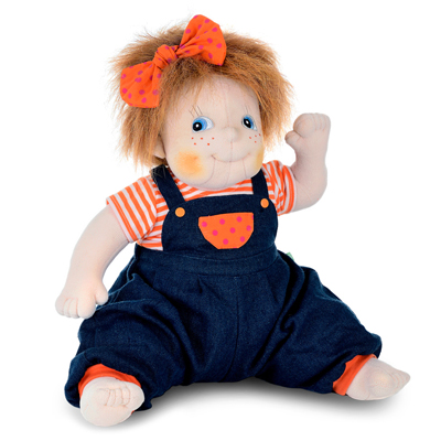 Rubens Barn Original-Puppe Anna mit Sommersprossen, orangefarbener Haarschleife und Jeans-Latzhose