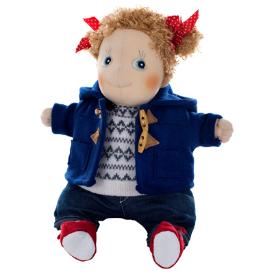 Rubens Puppe im offenen blauen Dufflecoat über Norweger-Pullover, mit roten Schühchen