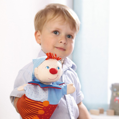 HABA Baby-Handpuppe Kasper, Anwendungsfoto mit einem Jungen, der die Puppe trägt