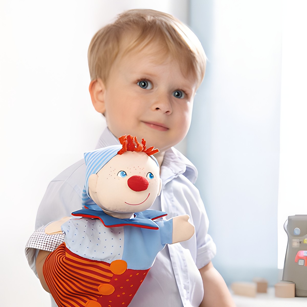 HABA Baby-Handpuppe Kasper, Anwendungsfoto mit einem Jungen, der die Puppe trägt
