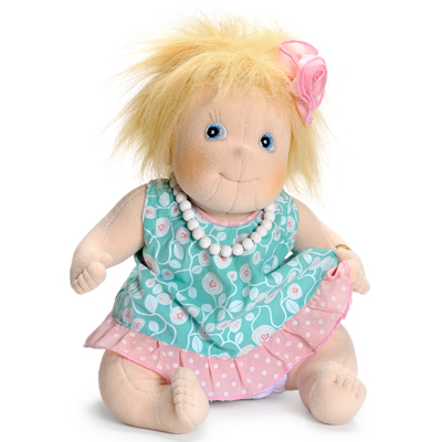 Little Rubens Puppe im türkisen Party-Rosenkleid mit Perlenkette und rosa Haarschleife