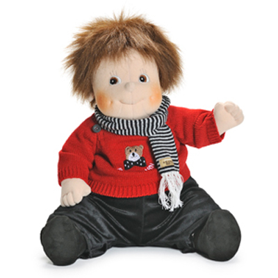 Rubens Barn Puppe Emil mit rotem Teddy-Pullover, gestreiftem Schal und dunkler Hose