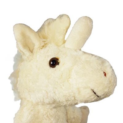Kallisto Handpuppe Einhorn, Gesichtsnahaufnahme mit cremefarbenem Fell, Horn und roten Nüstern