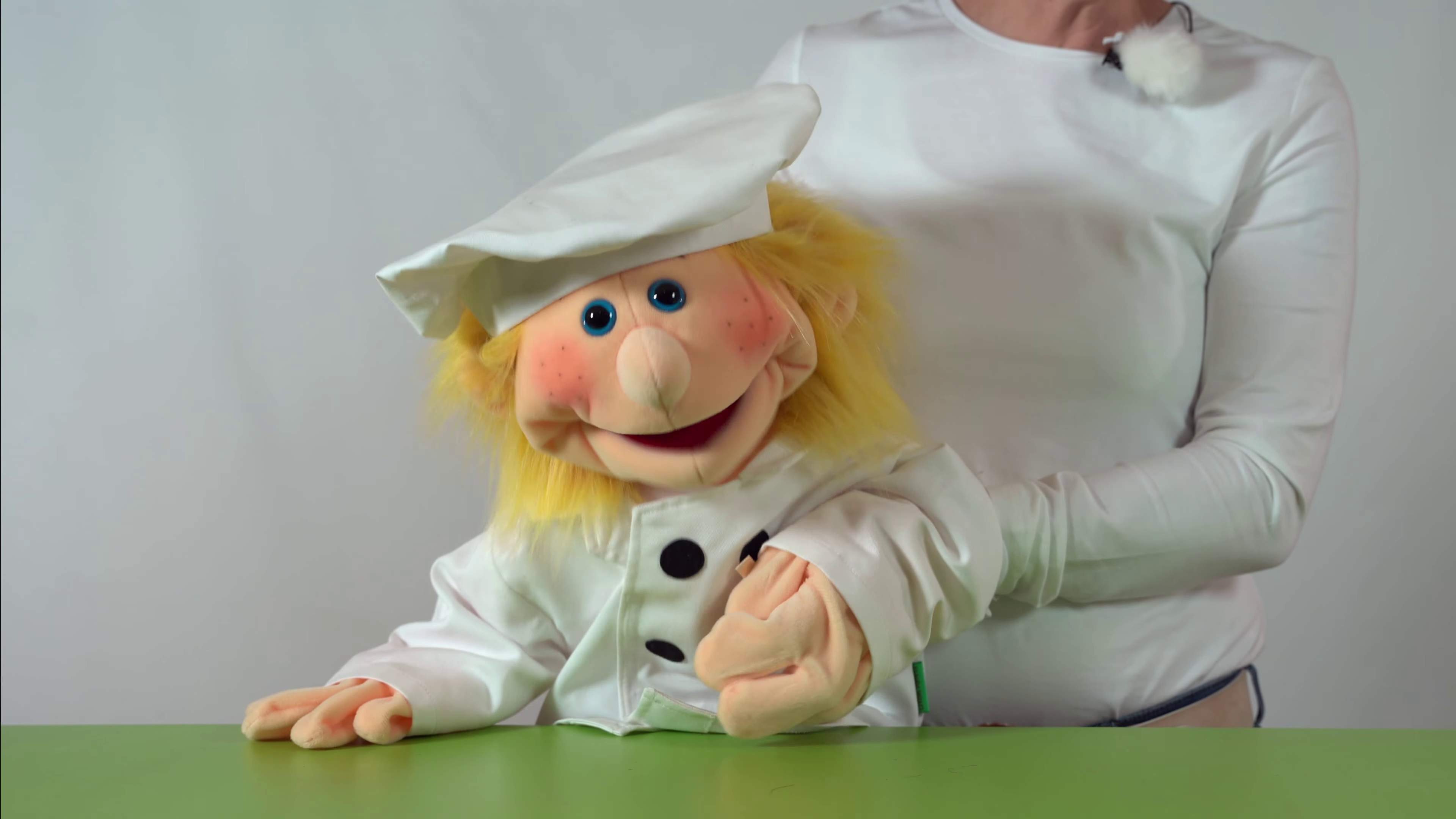 Video 1: Living Puppets Koch Kleidungsset 2-teilig (für Handpuppen 65 cm)