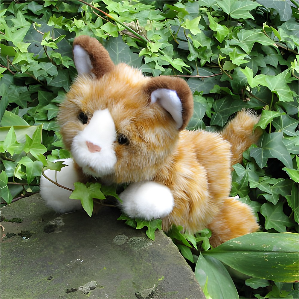 Living Puppets Handpuppe Braune Katze liegt zwischen Efeuranken im Garten