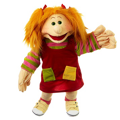 Living Puppets Handpuppe Lilabell mit langen orangefarbenen Haaren, rotem Trägerkleid mit bunten Taschen und gestreiften Ärmeln, winkend