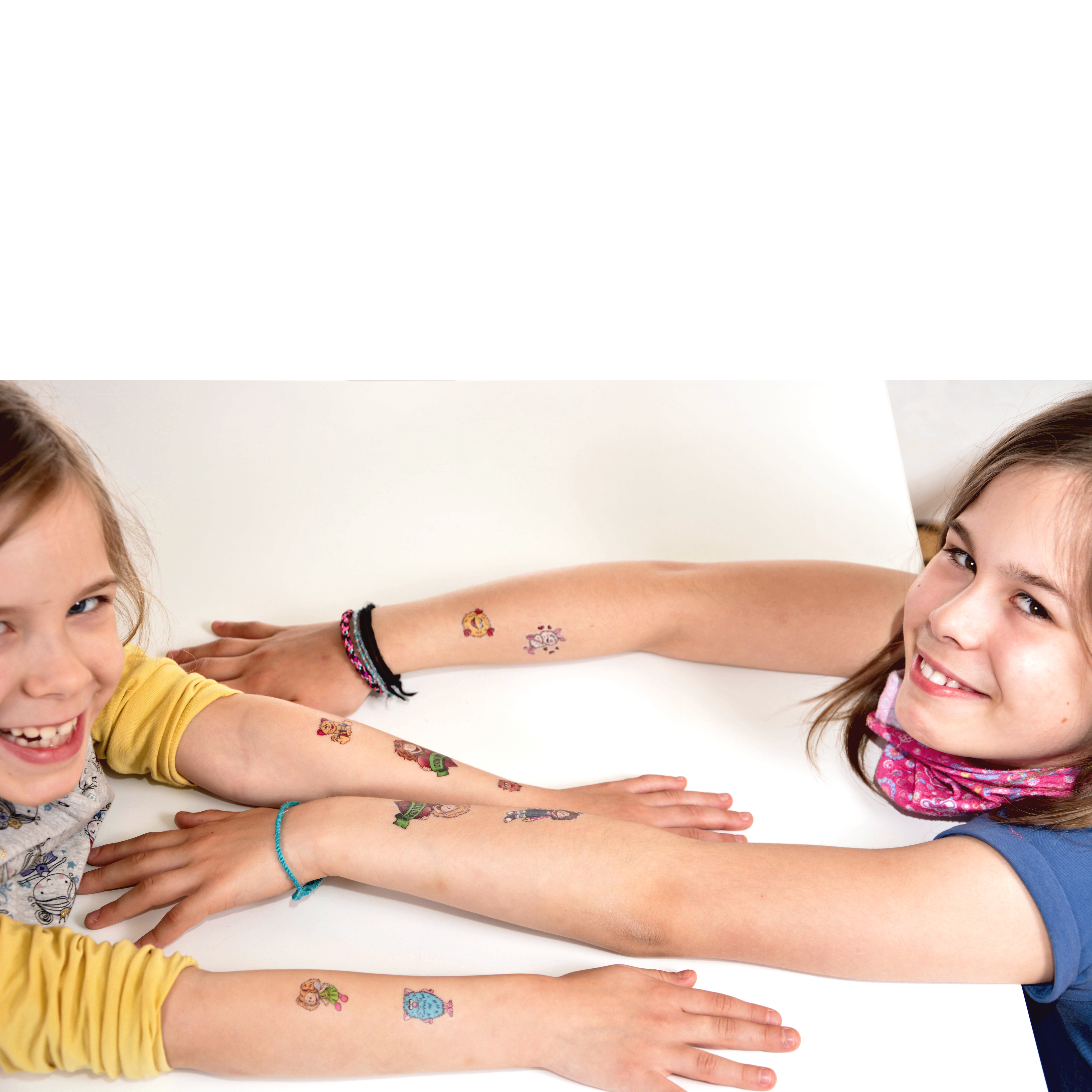 Kinder zeigen bunte Living Puppets Tattoos auf ihren Unterarmen, Anwendungsbeispiel