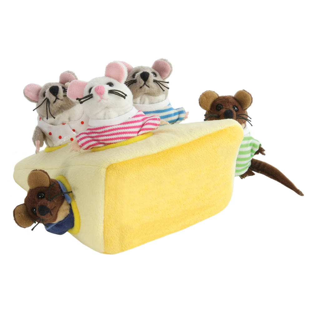 The Puppet Company Fingerpuppen-Set Familie Maus im Käsestück, vier Mausfingerpuppen in gestreiften Shirts, die aus einem Käsestück-Spielzeug schauen