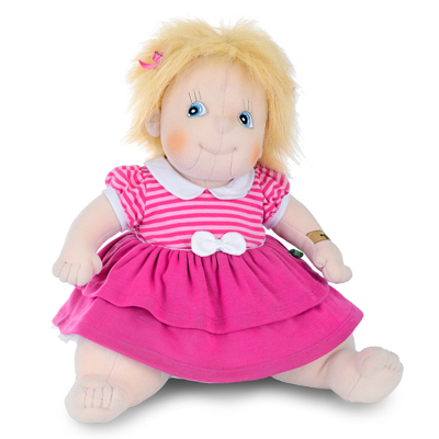 Rubens Barn Original-Puppe Ida mit blondem Haar und pinkem Kleid mit weißer Schleife, sitzend