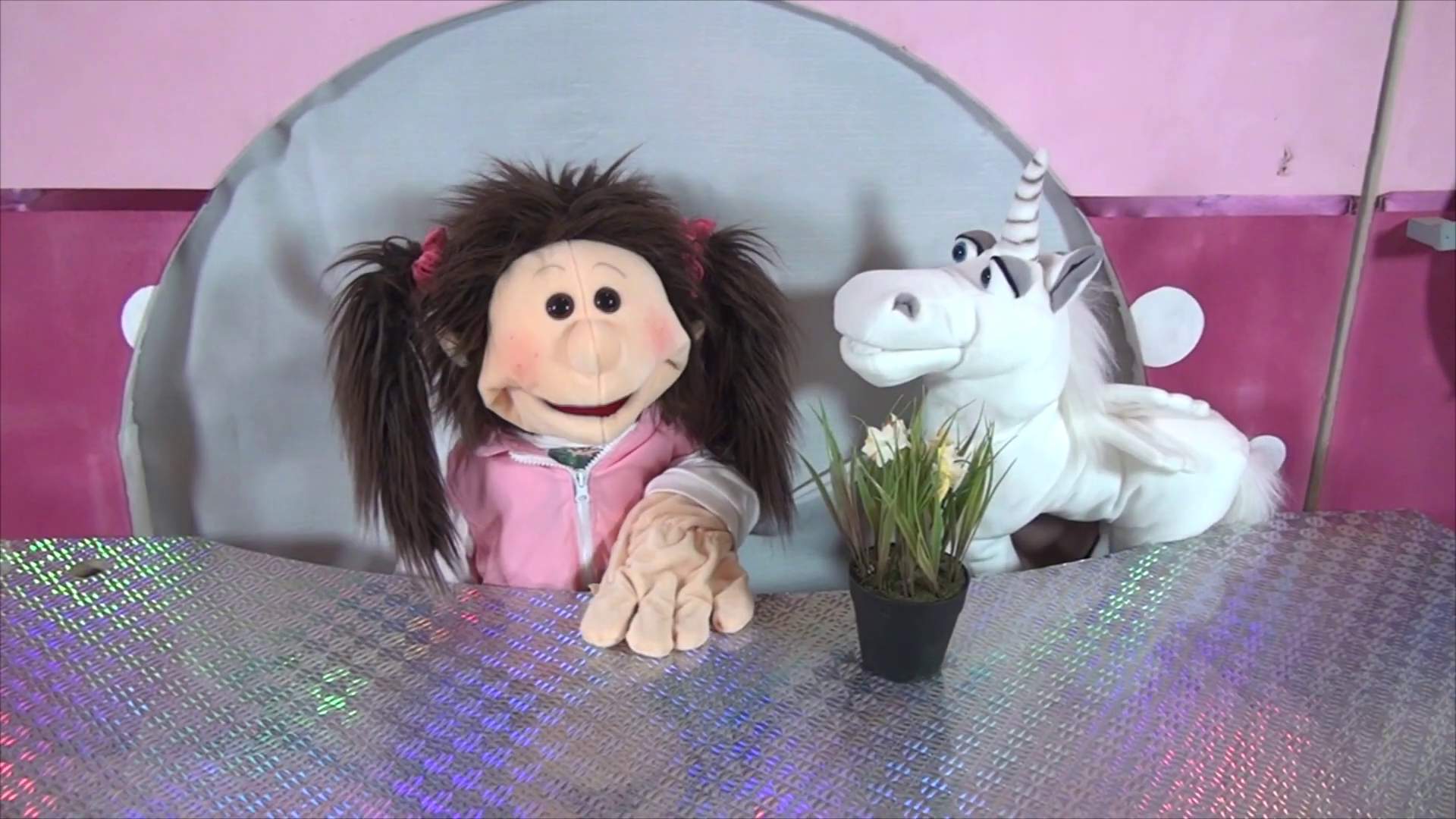 Video 1: Living Puppets Handpuppe Monique