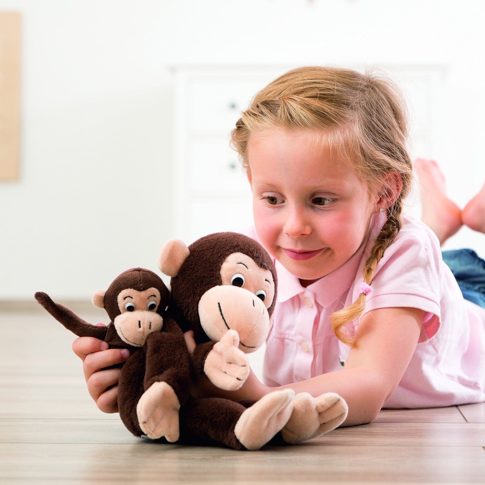 Girl playing with the Beleduc story hand puppet monkey Cheeta and finger puppet Bibi, usage example
