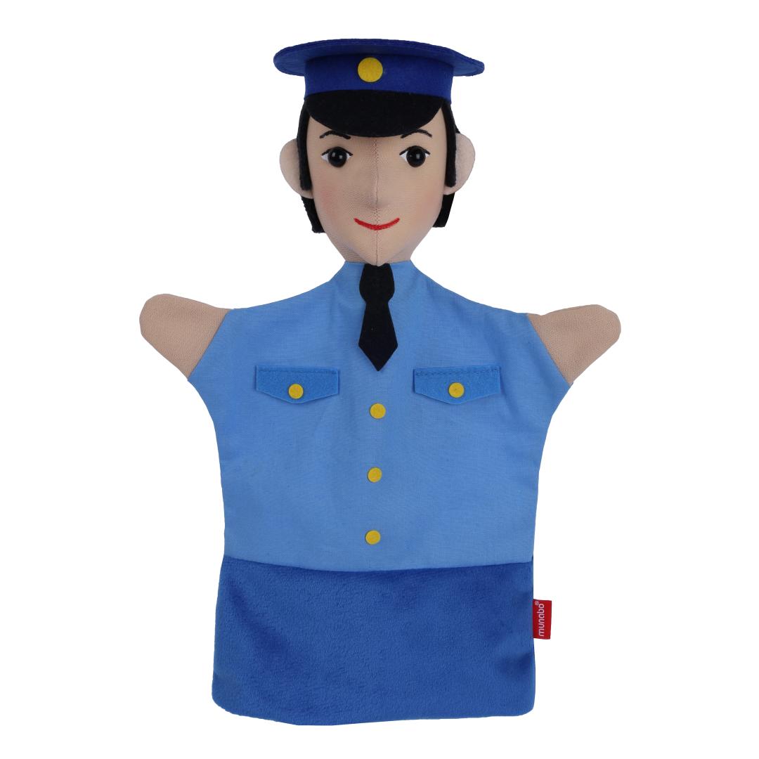 Kasperlepuppe Polizist von munabo, Vorderansicht: blaue Schirmmütze, hellblaues Uniformhemd mit schwarzer Krawatte und gelben Knöpfen.