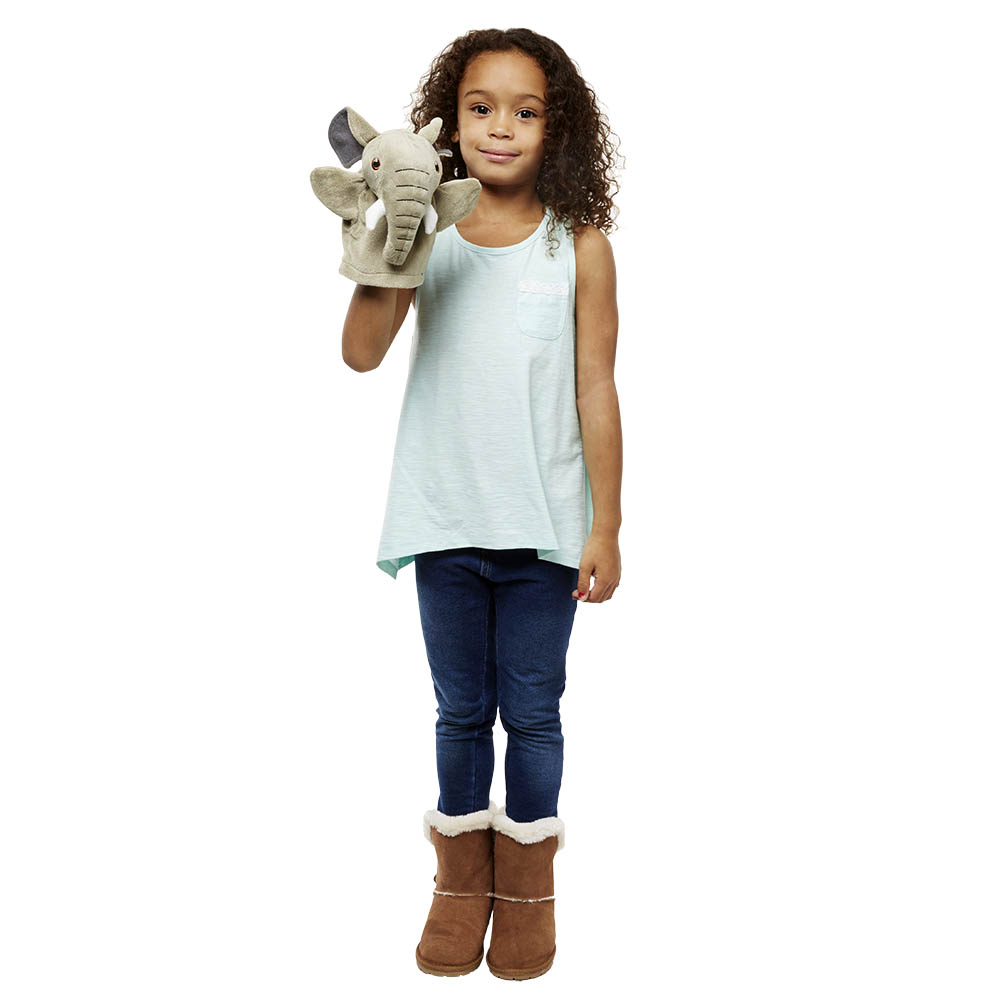 Mädchen hält die The Puppet Company Baby-Handpuppe Elefant auf der Hand, Anwendungsbeispiel