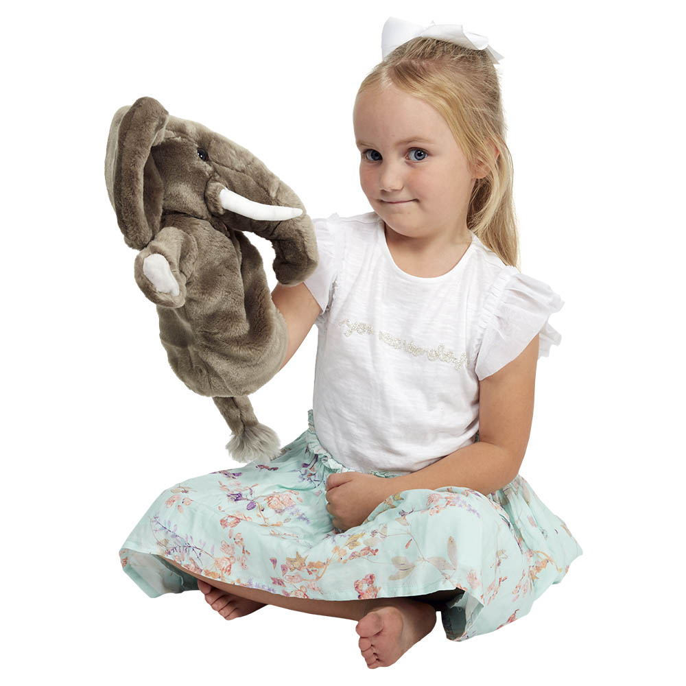 Mädchen hält die The Puppet Company Elefant-Handpuppe auf der Hand, Anwendungsbeispiel