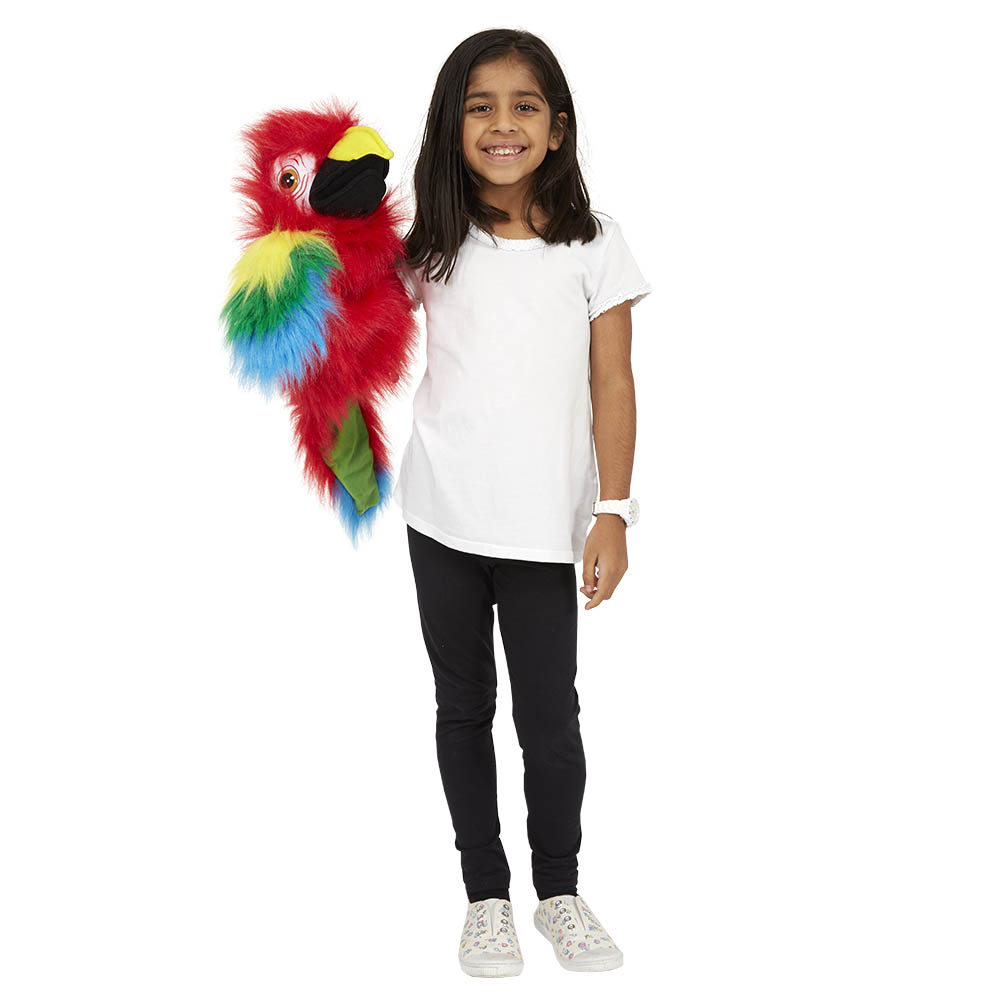 Mädchen hält die The Puppet Company Handpuppe Amazonas-Papagei auf dem Arm, Anwendungsbeispiel