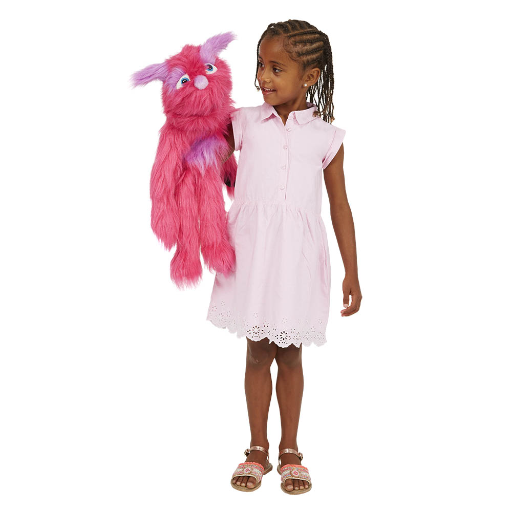 Mädchen hält die The Puppet Company Handpuppe Monster Pink am Arm, Anwendungsbeispiel