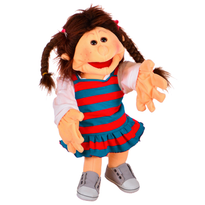 Living Puppets Handpuppe Lischa mit braunen geflochtenen Zöpfen, blau-rot gestreiftem Kleid und grauen Sneakers, Arme ausgebreitet