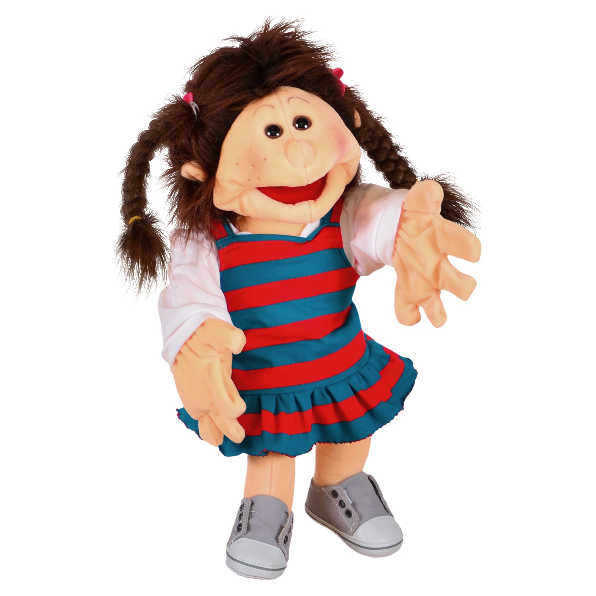 Living Puppets Handpuppe Lischa mit braunen geflochtenen Zöpfen, blau-rot gestreiftem Kleid und grauen Sneakers, Arme ausgebreitet