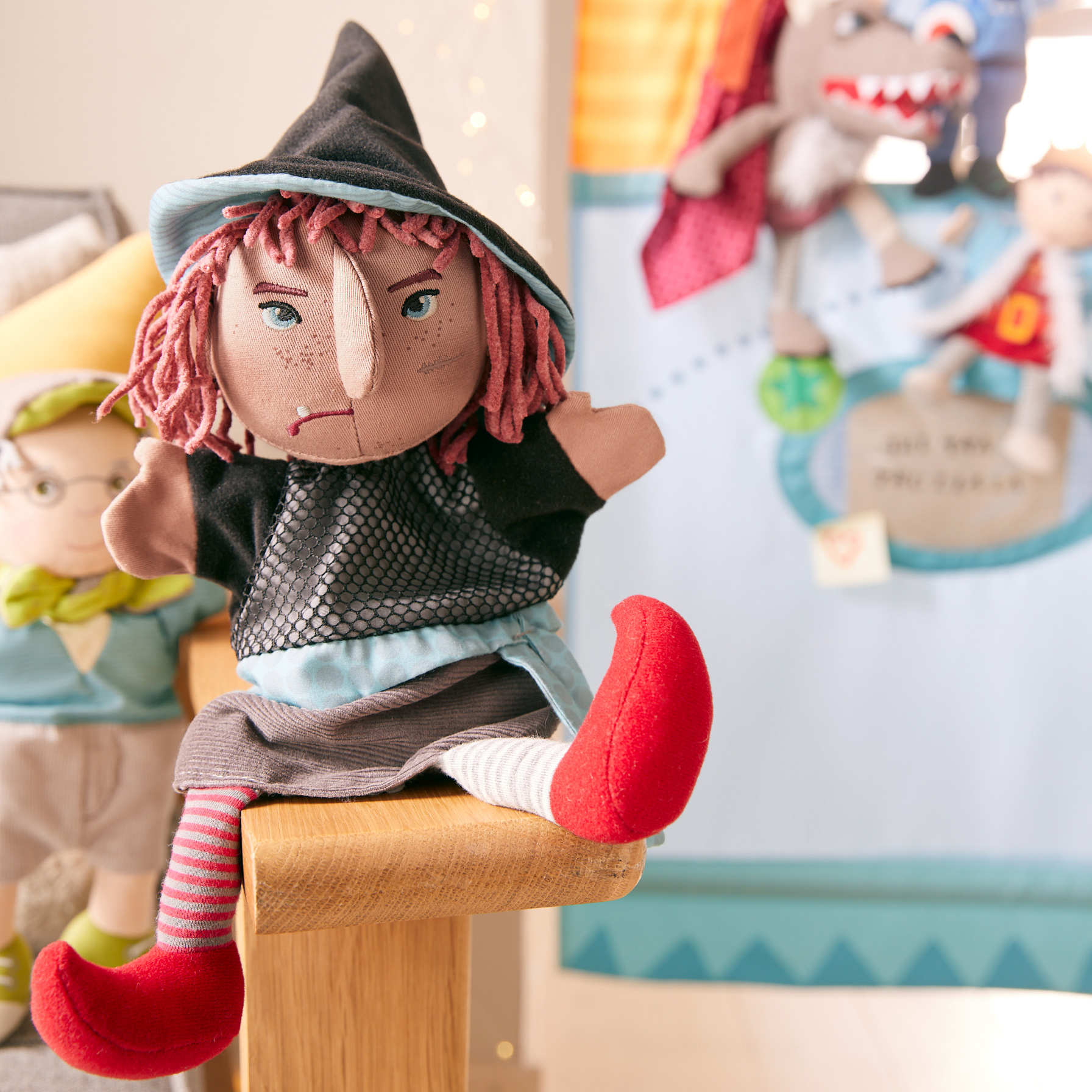 HABA Baby-Handpuppe Hexe Hella, Anwendungsfoto vor einem Kasperletheater