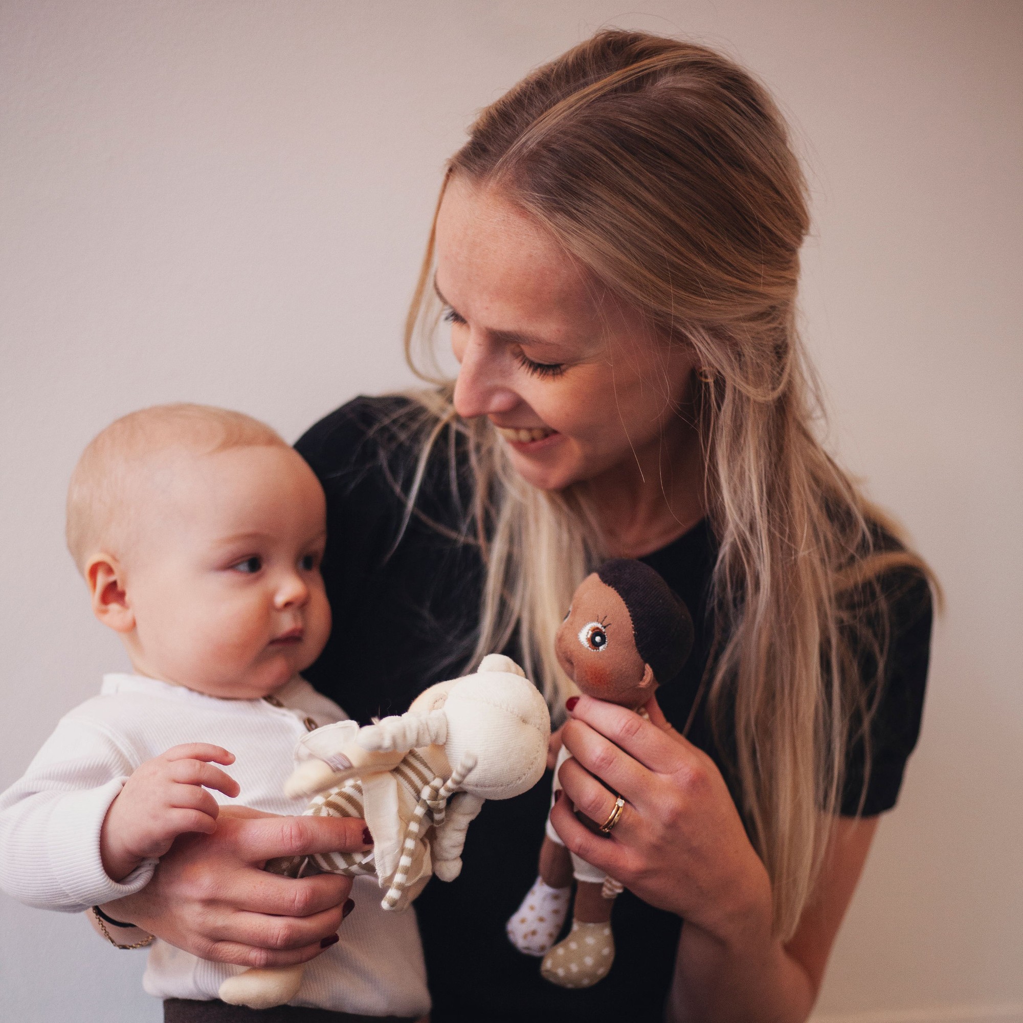 Frau und Baby spielen mit den Rubens EcoBuds Mini-Puppen