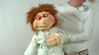 Video 1: Living Puppets Arztkittel (für Handpuppen 65 cm)