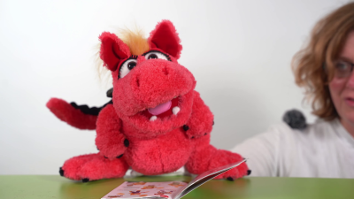 Video 1: Living Puppets Handpuppe Drache Elsa