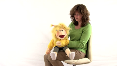 Living Puppets Handpuppe Mirka mit EXTRA rosa Trenchcoat Demo