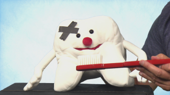 Living Puppets Handpuppe Backenzahn Demo