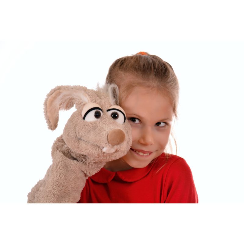 Mädchen mit der Living-Puppets-Strumpfhandpuppe Hase Mampfred